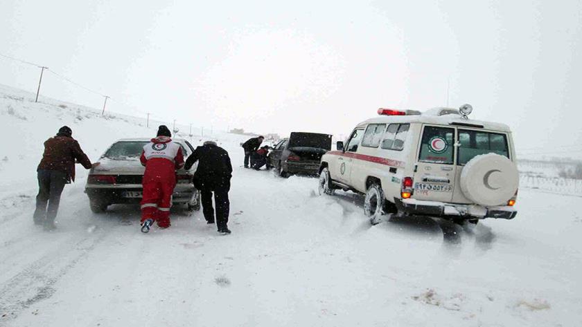 Iranpress: احتمال بارش باران و کولاک برف/آماده باش امدادگران هلال‌احمر در ۱۰ استان