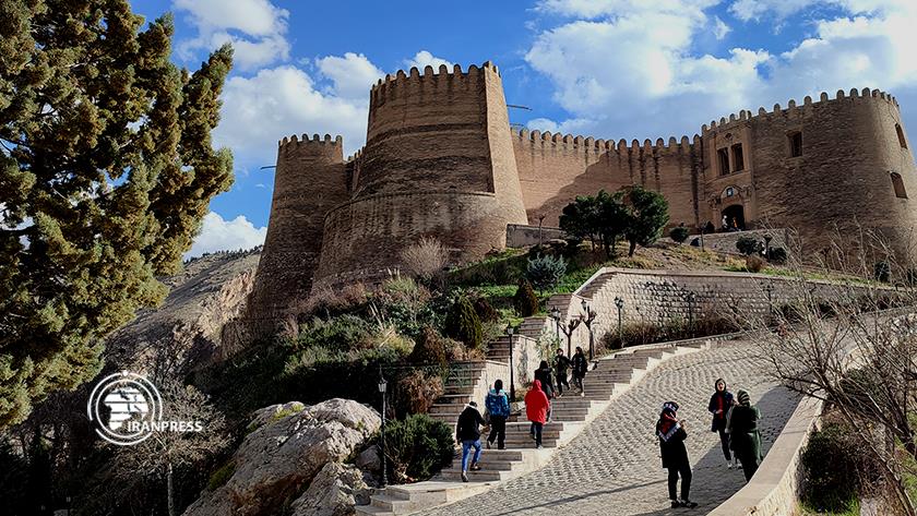Iranpress: نمایش زیبایی‌های اقوام‌ایرانی در قلعه فلک‌الافلاک  