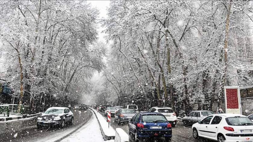 Iranpress: ببینید: بارش زیبای برف زمستانی در کلان‌شهر تهران