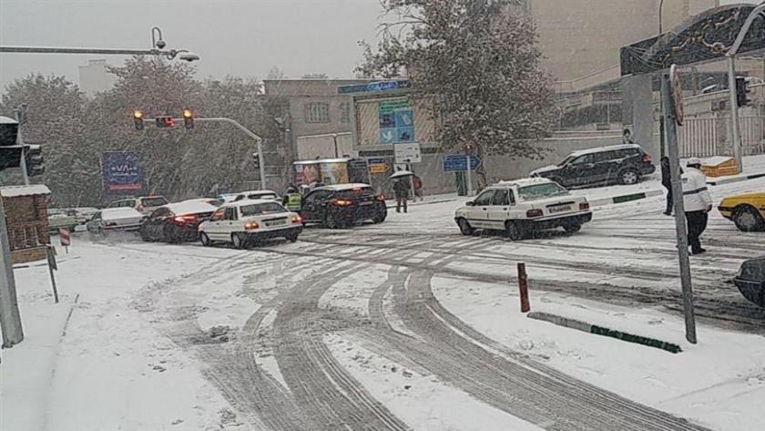 Iranpress: برف، هوای تهران را پاک کرد