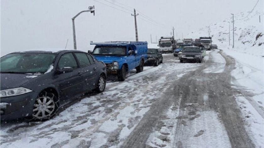 Iranpress: بارش پراکنده برف و باران در محورهای چالوس، هراز و فیروزکوه