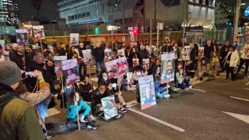 Iranpress: ادامه اعتراض های خانواده‌های اسرای صهیونیستی در تل‌آویو