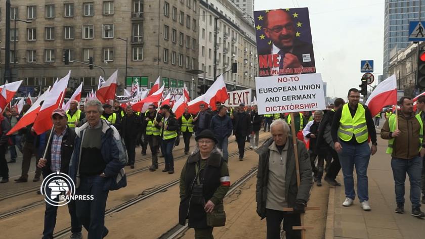 Iranpress:  بزرگترین تظاهرات کشاورزان و کارگران در لهستان 