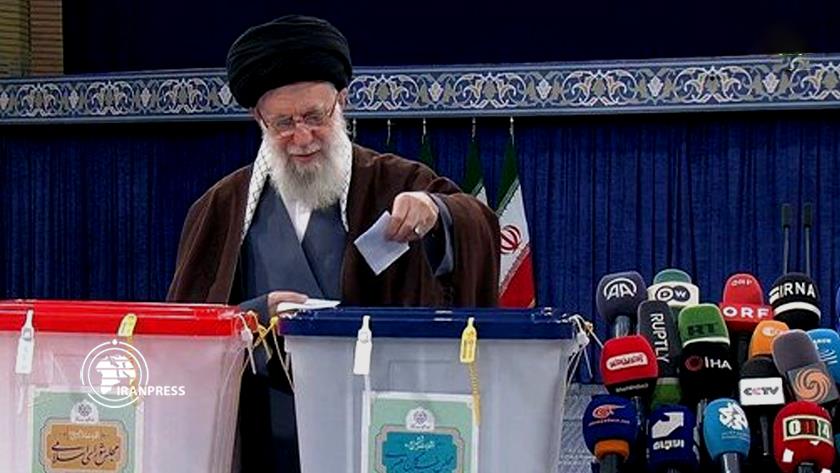 Iranpress: رهبر انقلاب پس از شرکت در انتخابات: چشم بسیاری از مردم دنیا به انتخابات ایران است