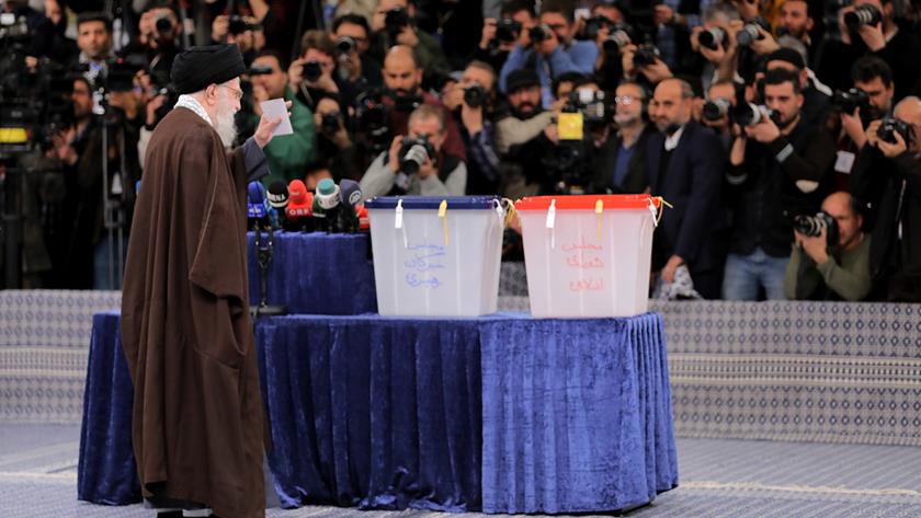Iranpress: لحظه رای دادن رهبر انقلاب اسلامی 