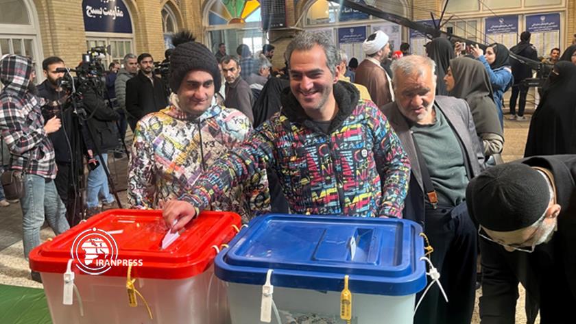 Iranpress: حضور مردم مسجد لرزاده تهران برای رای دادن