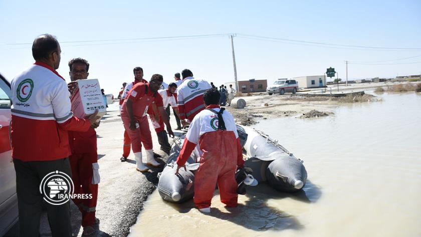 Iranpress: کمک‌رسانی به‌مردم مناطق سیل‌زده سیستان‌وبلوچستان 