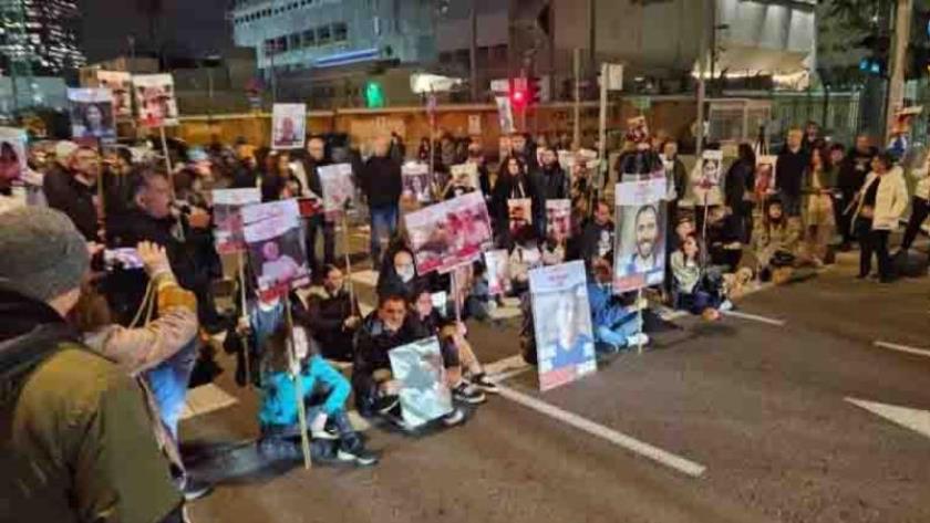 Iranpress: تظاهرات خانواده اسرای صهیونیست در تل آویو و قدس اشغالی