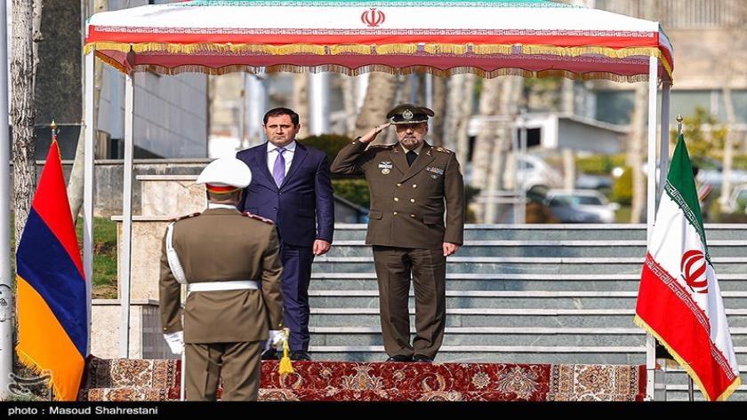Iranpress: دیدار وزیران دفاع ایران و ارمنستان در تهران