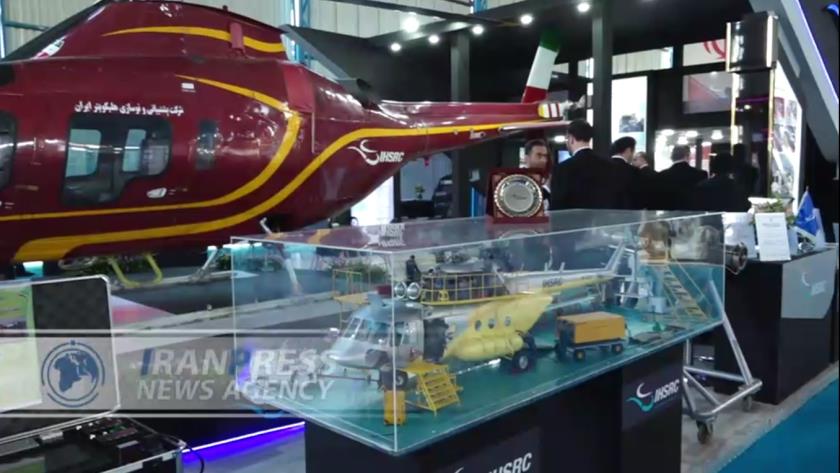 Iranpress: هنرنمایی خلبانان ایرانی با هواپیماهای سبک در نمایشگاه صنعت هوانوردی