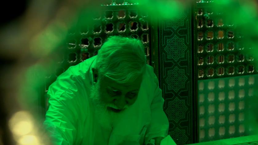 Iranpress: غبار روبی مضجع شریف رضوی در آستانه حلول ماه رمضان