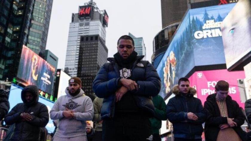 Iranpress: برپایی نماز در میدان تایمز نیویورک هم‌زمان با آغاز ماه‌ مبارک رمضان