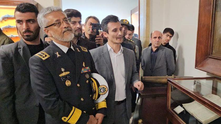 Iranpress: بازدید معاون هماهنگ کننده ارتش از موزه نظامی