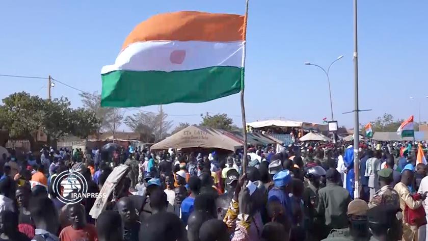 Iranpress: استقبال مردم نیجر از لغو توافقنامه نظامی با آمریکا 