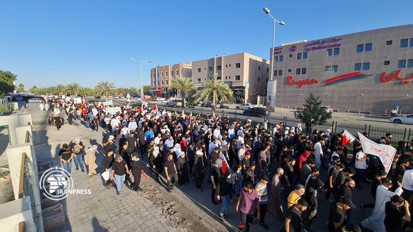 Iranpress: مراسم تشییع پیکر جوان بحرینی در پایتخت این کشور برگزار شد
