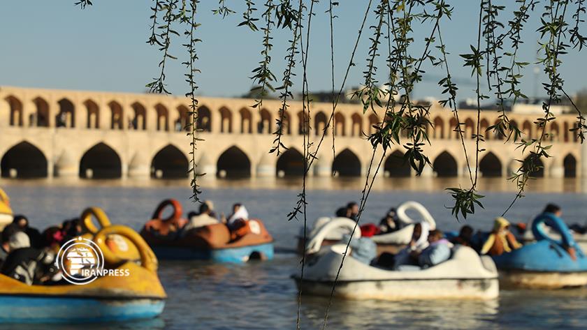 Iranpress: گردشگری‌ نوروزی در کنار سی‌وسه پل و زاینده‌رود