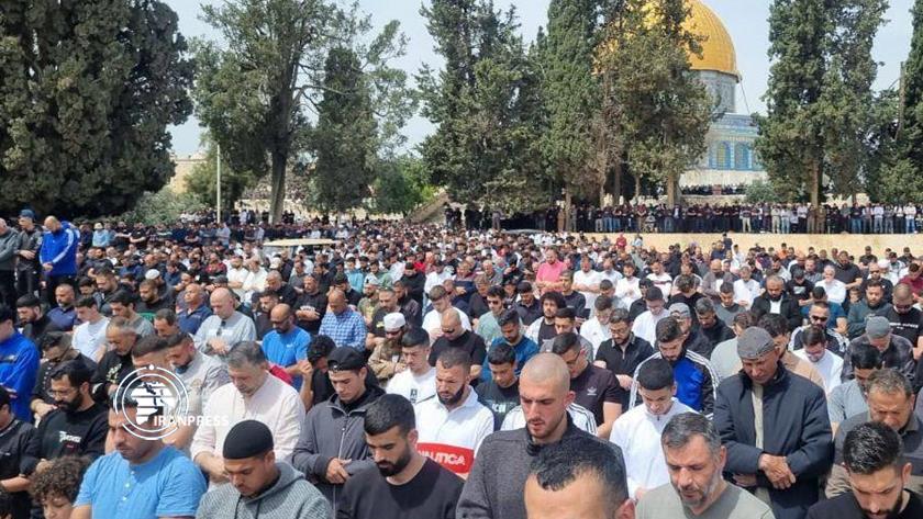 Iranpress: حضور 125 هزار فلسطینی در مسجدالاقصی برای اقامه نماز جمعه