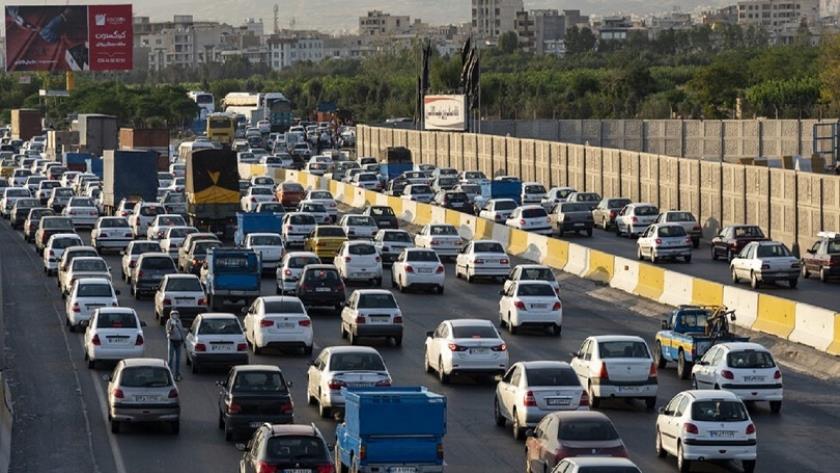 Iranpress: ترافیک سنگین در آزادراه قزوین - رشت/ ممنوعیت تردد در محور چالوس اعمال شد