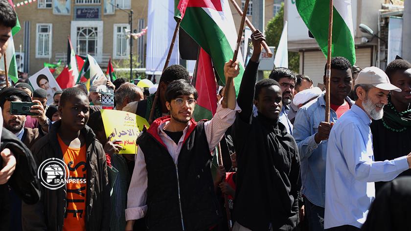 Iranpress: حضور خارجی‌های مقیم قم در راهپیمایی روز قدس