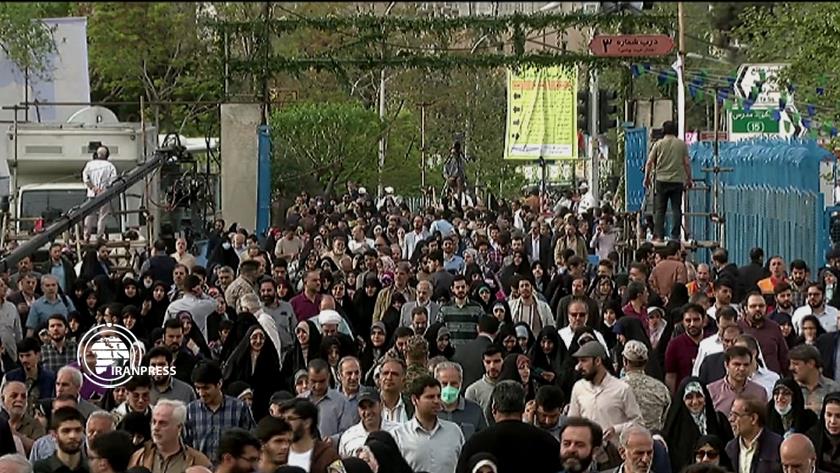 Iranpress: حضور پرشور مردم پایتخت در مصلی امام خمینی (ره) برای اقامه نماز عید فطر+ ویدئو