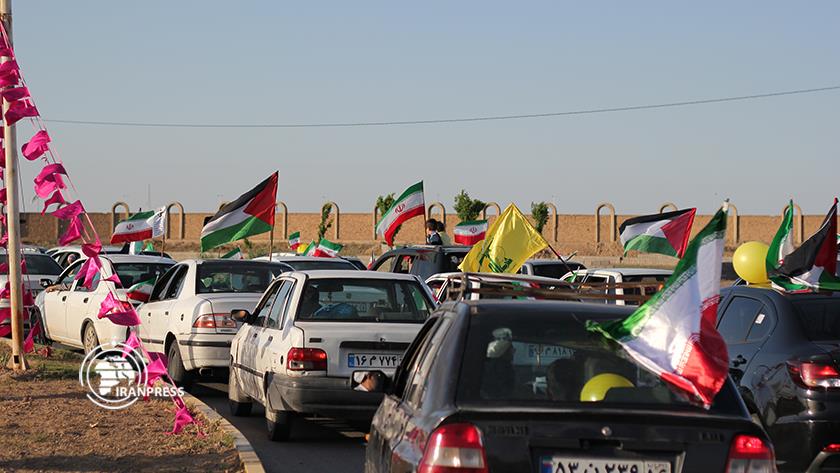 Iranpress: راهپیمایی خودرویی مردم قم در حمایت از حمله موشکی ایران به‌اسرائیل