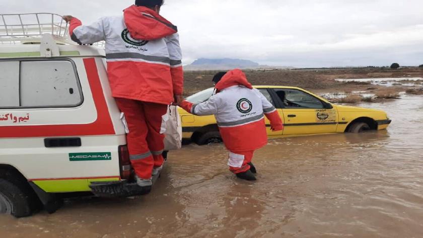 Iranpress: امدادرسانی هلال احمر به بیش از ۱۰ هزار نفر در ۸ استان متأثر از سیل و آبگرفتگی