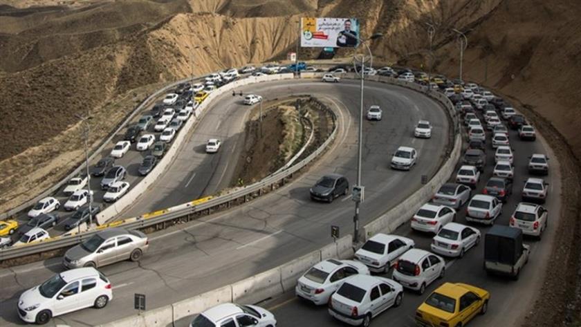 Iranpress: ترافیک سنگین در محور چالوس/بارش باران در برخی محورهای ۳ استان
