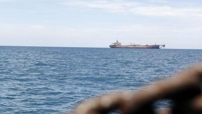 Iranpress: هدف قرار گرفتن یک کشتی در نزدیکی سواحل یمن