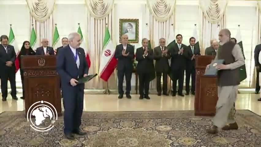 Iranpress: توقيع 12 وثيقة تعاون بين إيران وباكستان في شتى المجالات 