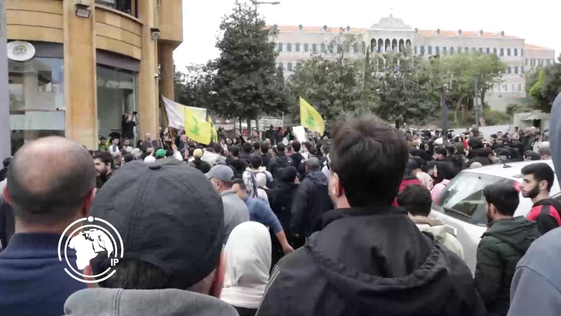 Iranpress: رفع أعلام لبنانية وإيرانية وصور قيادات المقاومة وسط مطالب بالمحاسبة