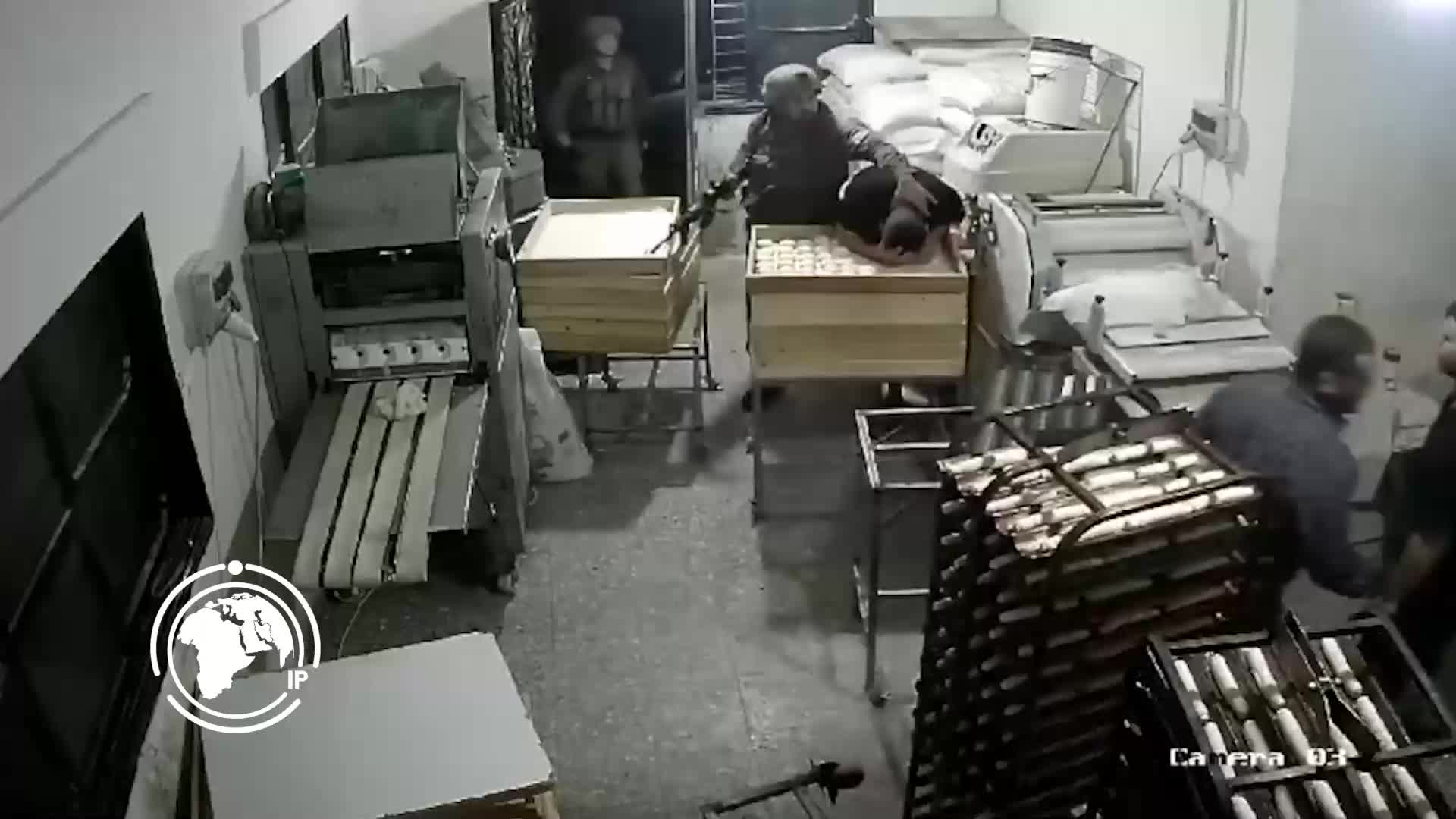 Iranpress: اعتداء وحشي لقوات الاحتلال على عمال مخبز في الضفة