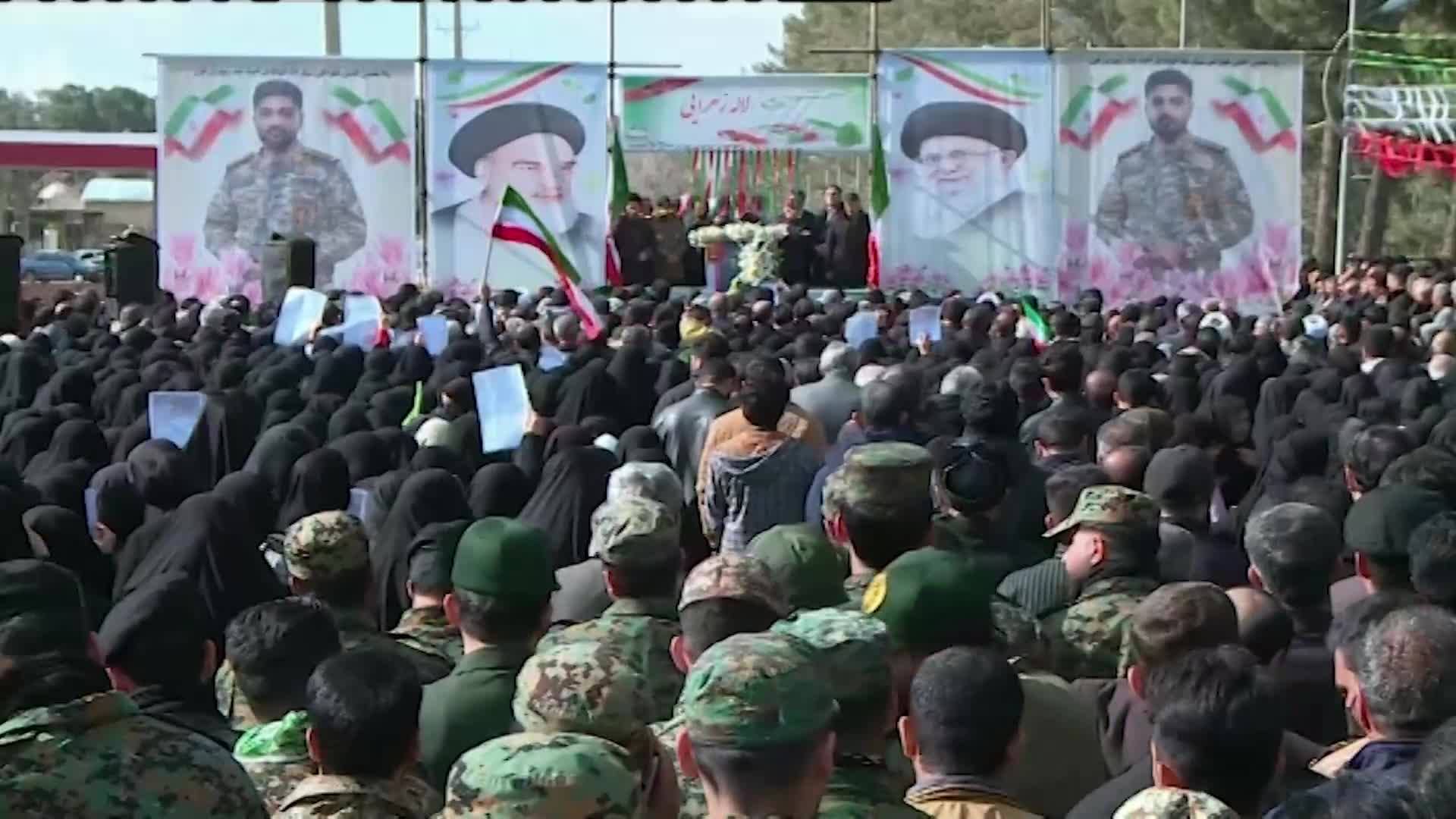 Iranpress: وداع باشکوه مردم  قزوین، کوهدشت و خوی با شهدای حوادث تروریستی اخیر 