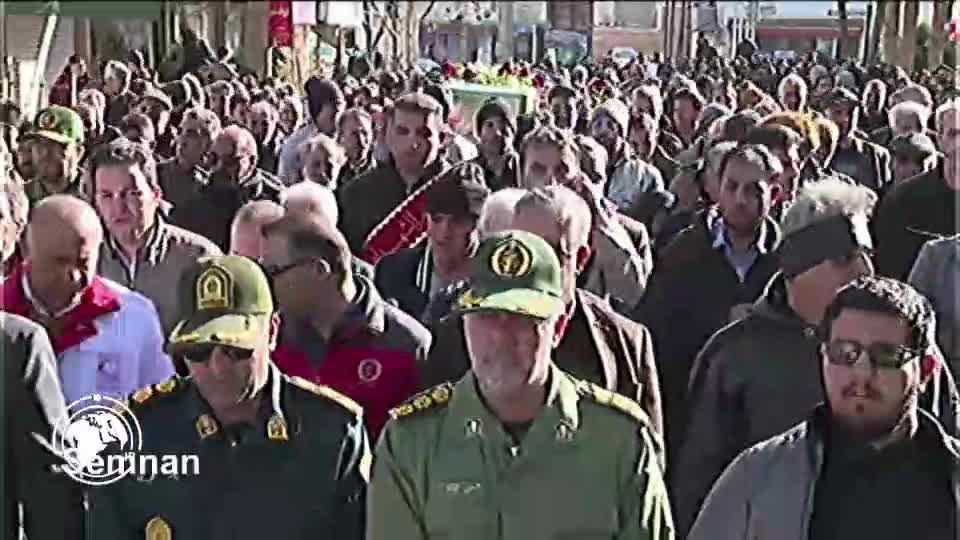 Iranpress: وداع تلخ و باشکوه سمنانی‌ها با شهید مدافع امنیت
