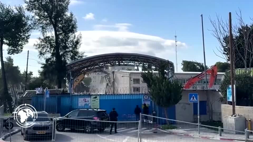 Iranpress: اسرائیل تخریب مرکز آنروا در قدس اشغالی را آغاز کرد