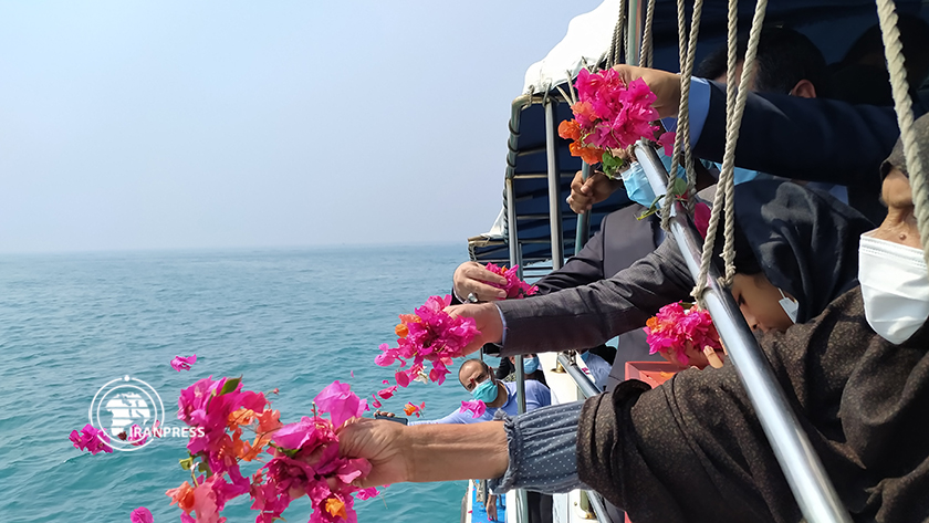 Persian Gulf showered with Rose petals to commemorate July 3 tragedy