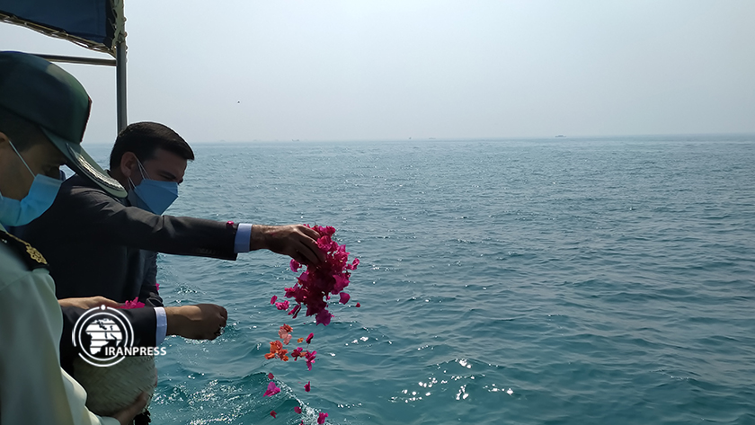 Persian Gulf showered with Rose petals to commemorate July 3 tragedy