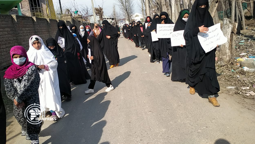 Kashmiri women demonstrate in support of hijab