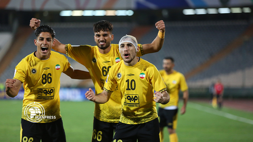 FC Sepahan - Iran's Sepahan football players pose for a group picture  before their the 2011 AFC Champions League group A match against United  Arab Emirate's Al Jazira at Foolad Shahr stadium