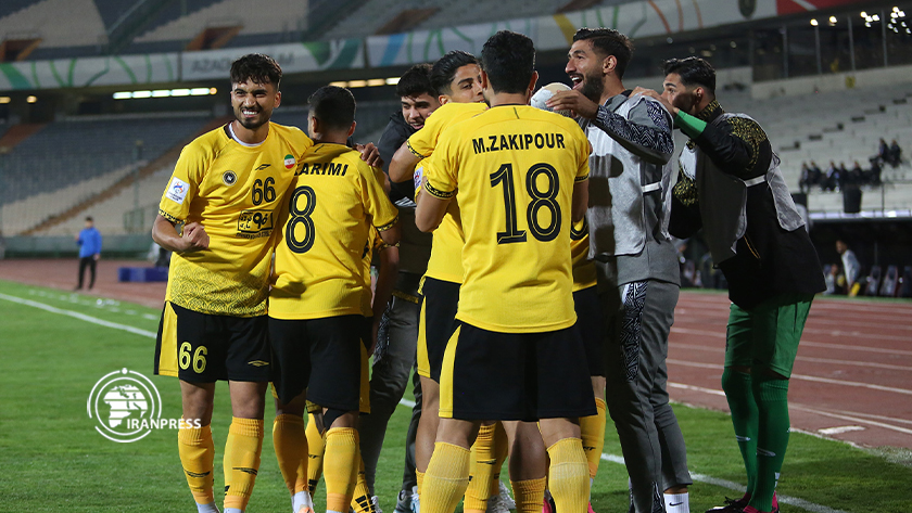 FC Sepahan - Iran's Sepahan football players pose for a group picture  before their the 2011 AFC Champions League group A match against United  Arab Emirate's Al Jazira at Foolad Shahr stadium