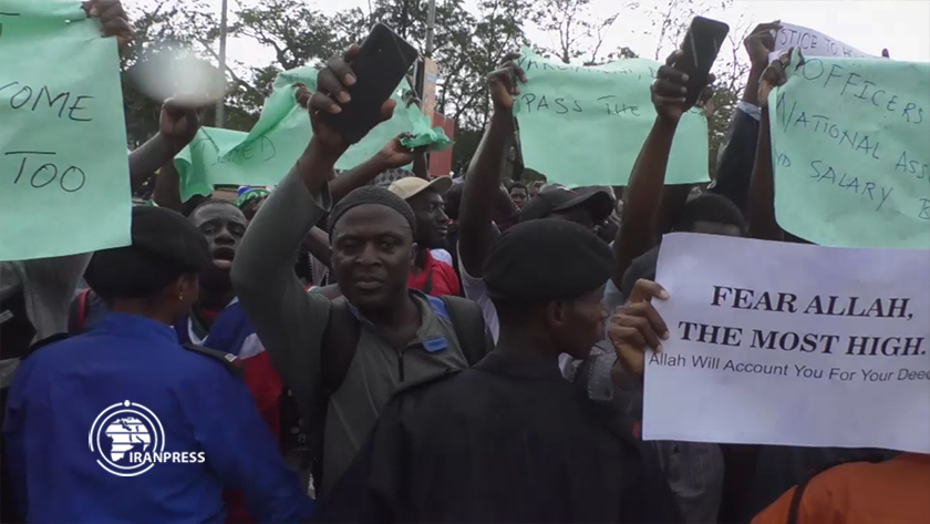 Protesters Call for Rejection of a Judicial Remuneration Bill