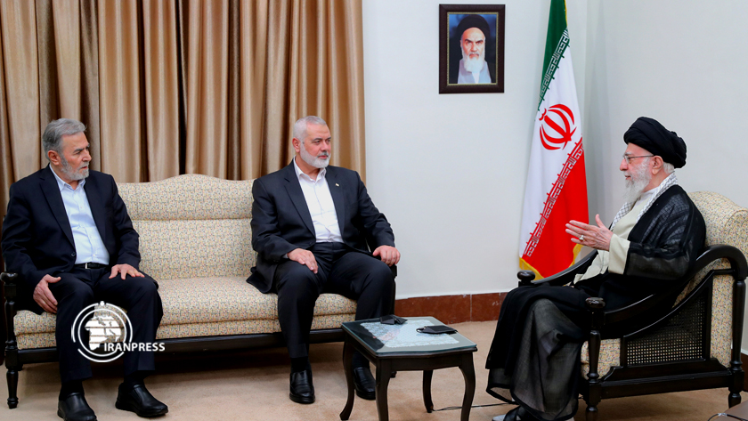 Leader receives Al-Nakhalah, Haniyeh