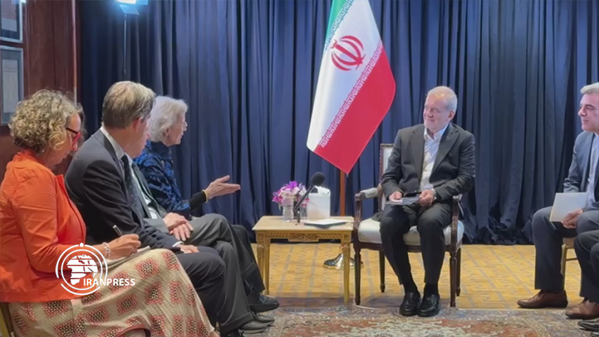 Iranian President Holds Meeting with Elders Group Members