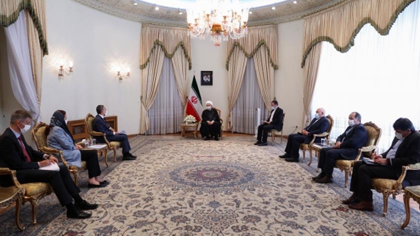 Iranpress: Rouhani met Swiss Foreign Minister