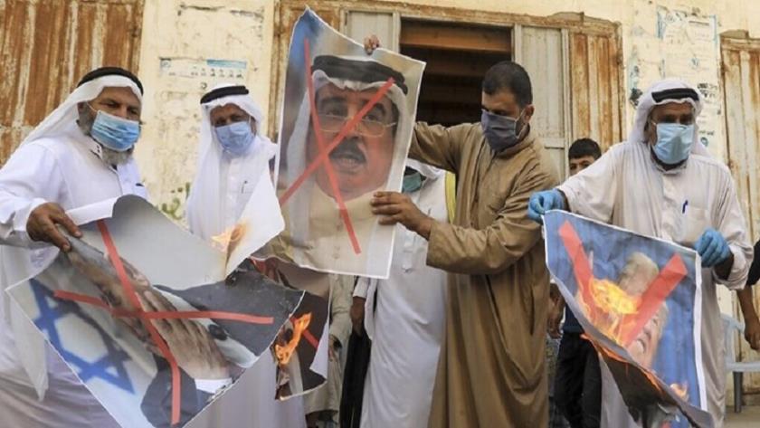 Iranpress: Gaza residents set fire to images of Bahraini and UAE rulers