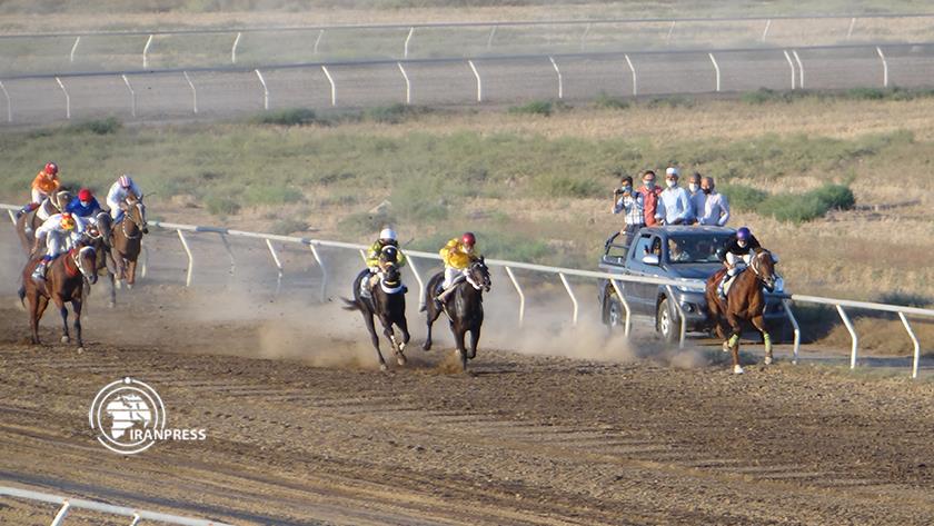Iranpress: Autumn horse racing held in Aq Qala, northern Iran