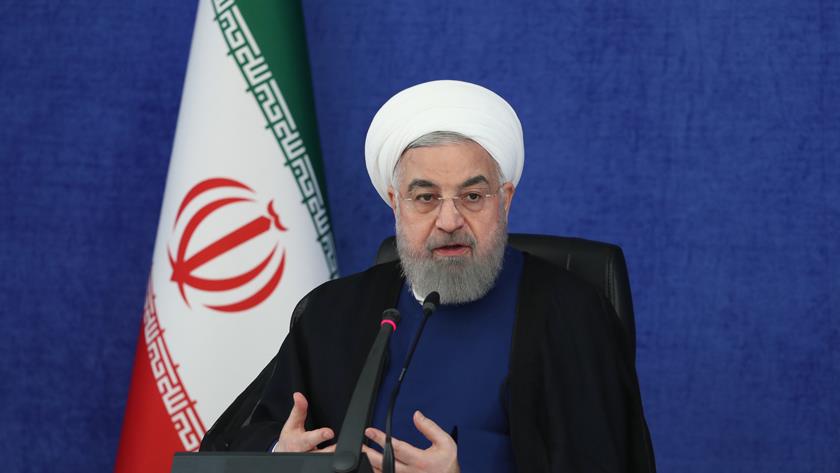 Iranpress: Rouhani calls nation to appreciate medical staff in practice by wearing masks 