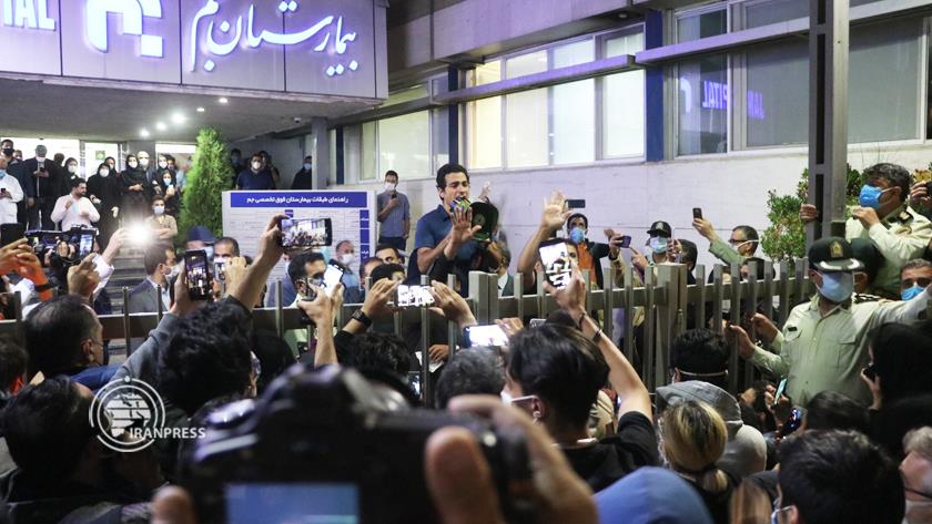Iranpress: Iranian people in Tehran bid farewell to Shajarian