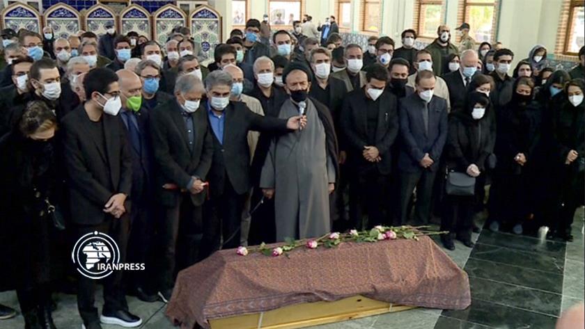 Iranpress: Iranian people paid tribute to Mohammad-Reza Shajarian on his death in Tehran Cemetery