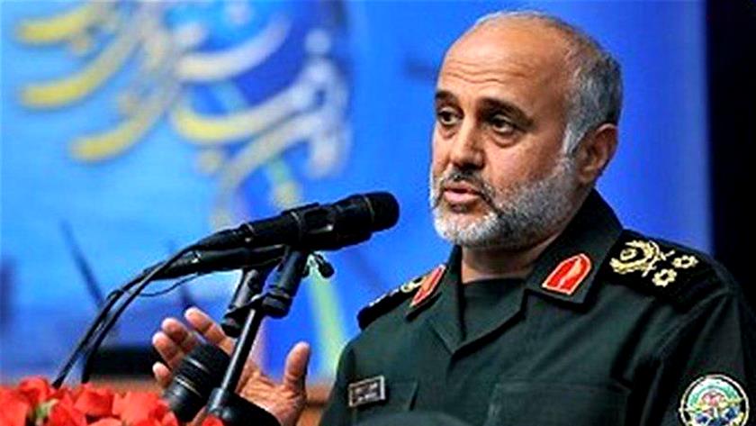 Iranpress: Armed Forces have defensive, offensive arrangement to deter threats: IRGC senior commander