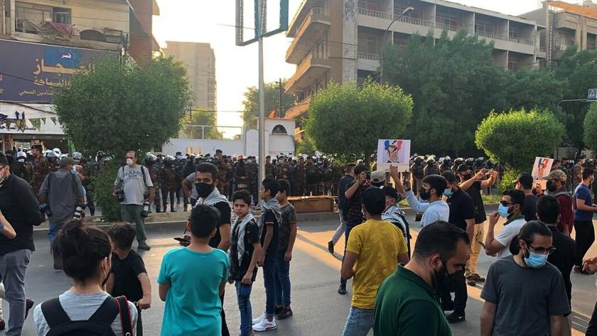 Iranpress: Iraqis stage protest in front of French embassy
